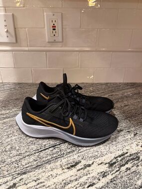 Women’s Nike Air Zoom Pegasus 38 Black/Metallic Gold Coin CW7358-004 Size 6.5